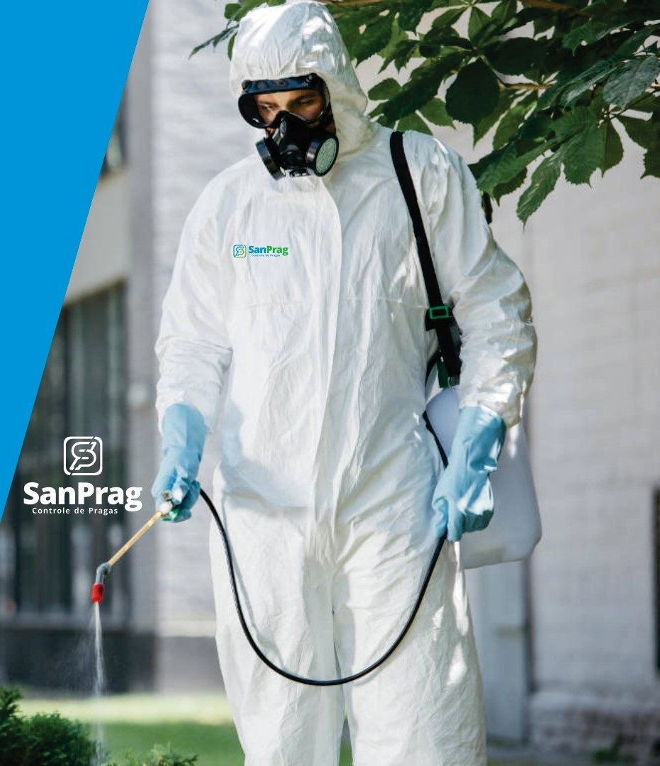 Técnico da SanPrag uniformizado com EPI completo